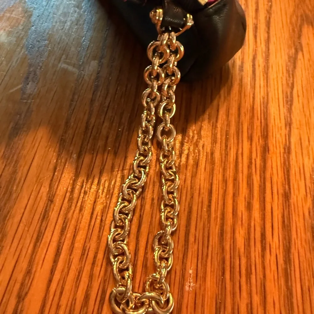 Henri Bendel Black Clutch/wristlet with Gold Chain snd pink interior - Picture 6 of 8